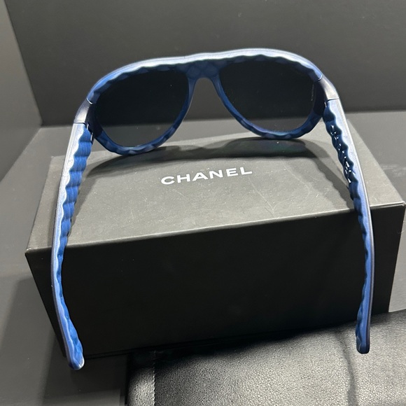 CHANEL Sunglasses in Navy Blue with Royal blue accents - Picture 2 of 8